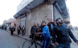 سكان مدنيون في حلب يراقبون قصفاً جوياً على منطقتهم من قبل قوات النظام.  © رويترز/سعد أبو ابراهيم. المصدر: صحيفة "ديلي تلغراف".