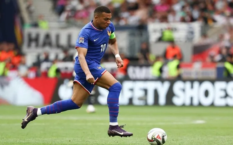 chiec giay vang wc 2026 mbappe khang dinh vi the chan sut so mot the gioi